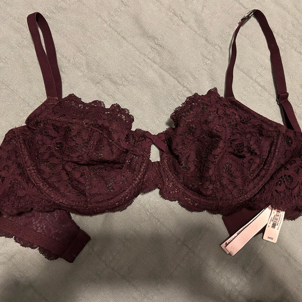 Victoria’s Secret Elegant Burgundy Underwire Bra with Textured Lace
